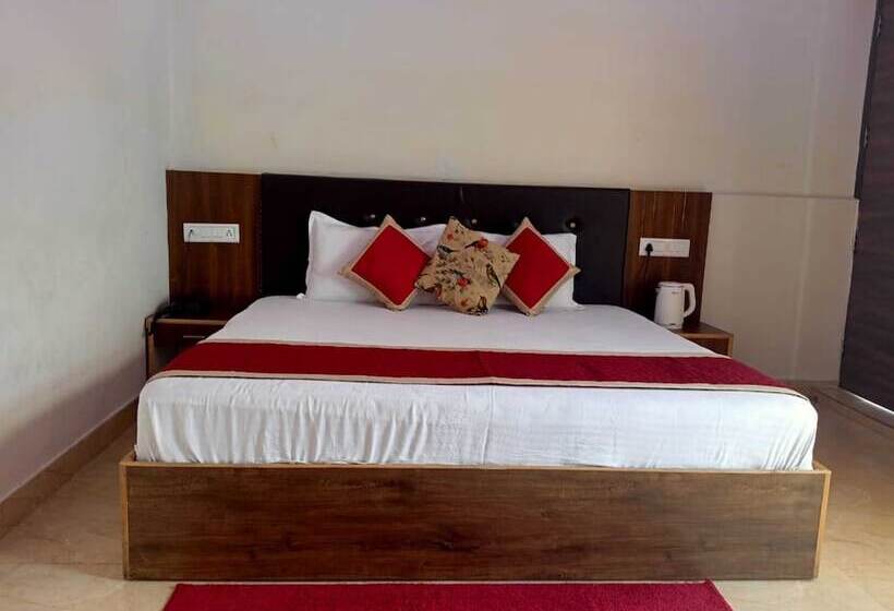 Номер Deluxe, Sunny Pines Resort