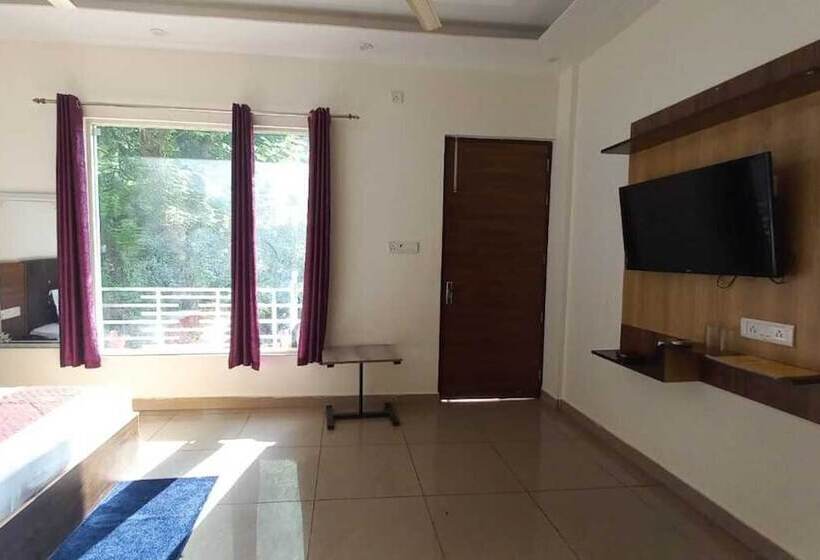 Номер Deluxe, Sunny Pines Resort