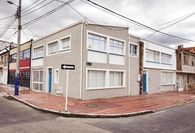 Apartamento 3 Dormitórios, Homy Apartamentos #4   Corferias, Embassy, Airport, G12, Un, Agora