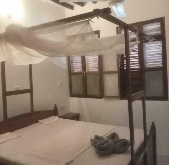 اتاق اکونومی, Iddi House