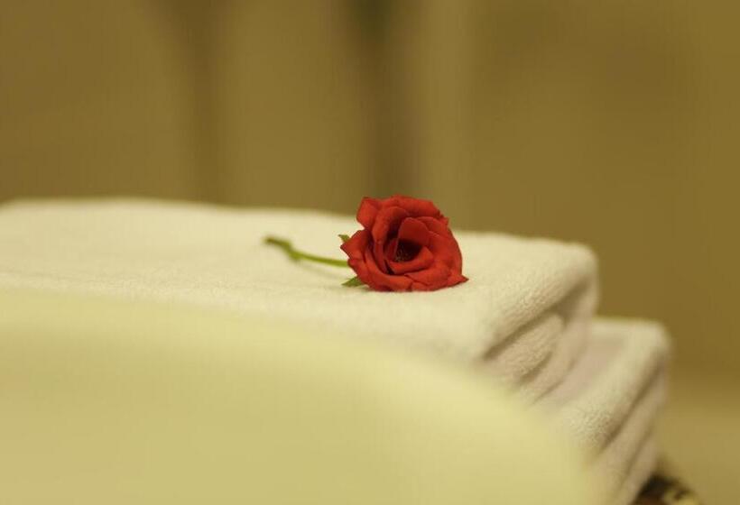 اتاق لوکس, One Dg Khan