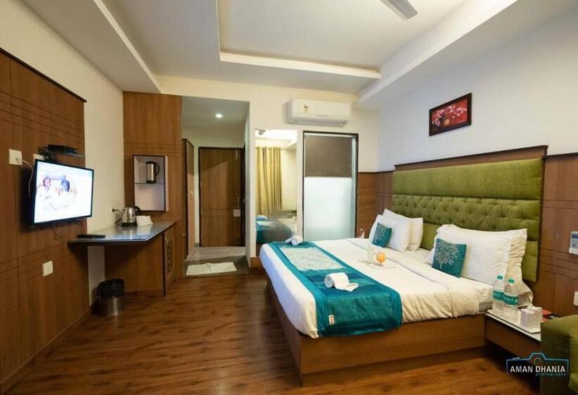 חדר קלאסי לשלושה, Classic Residency