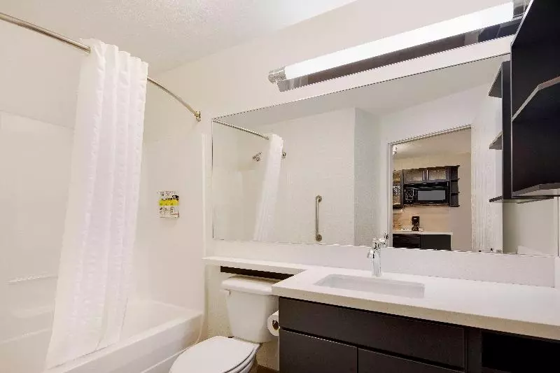 キングサイズベッドのスイートルーム, Candlewood Suites Rogers Bentonville, An Ihg