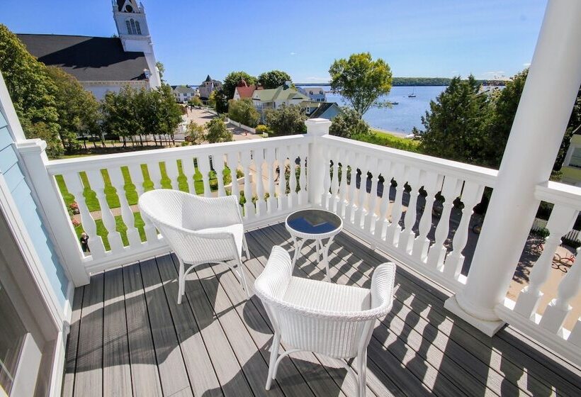 Хижина, Harbour View Inn