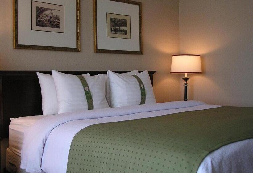 מיטת קינג בסוויטה, Holiday Inn Budd Lake Rockaway Area, An Ihg