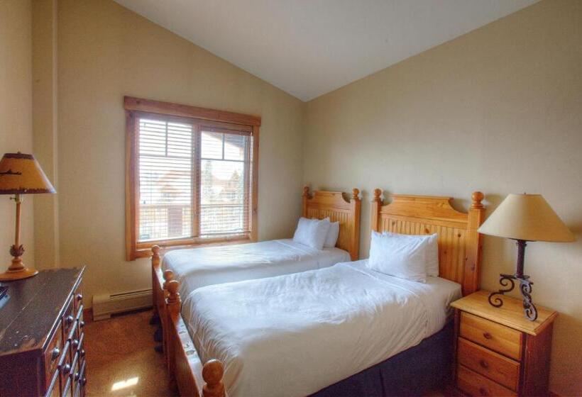 דירת שלושה חדרים, Mountain Thunder Lodge