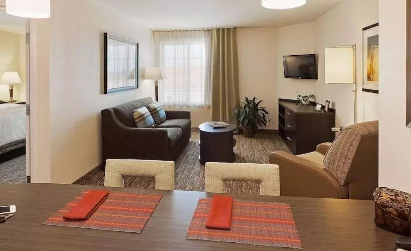 スイート, Sonesta Simply Suites Detroit Southfield