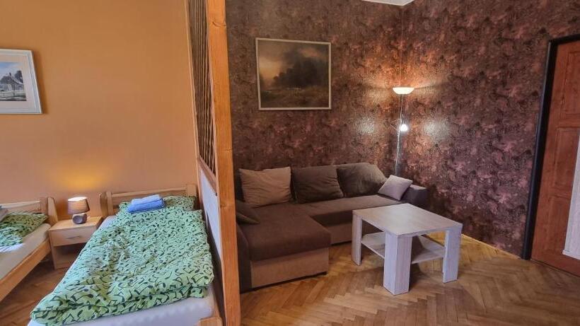 غرفة قياسية ثلاثية, Ubytování 8