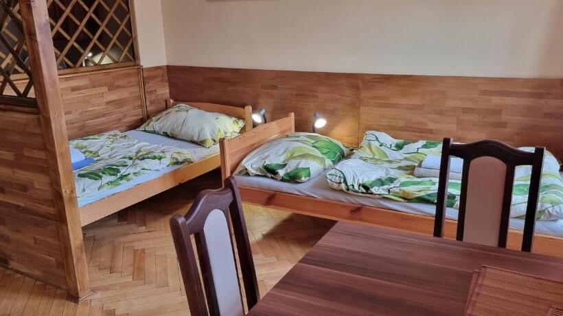 غرفة قياسية ثلاثية, Ubytování 8