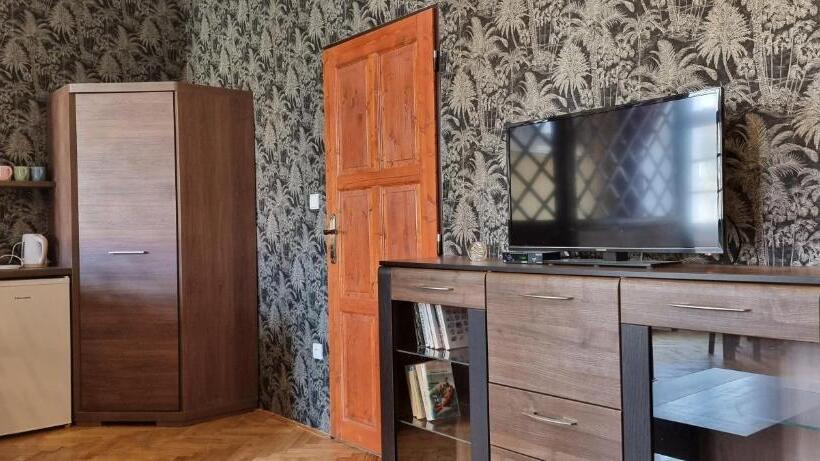 غرفة قياسية ثلاثية, Ubytování 8