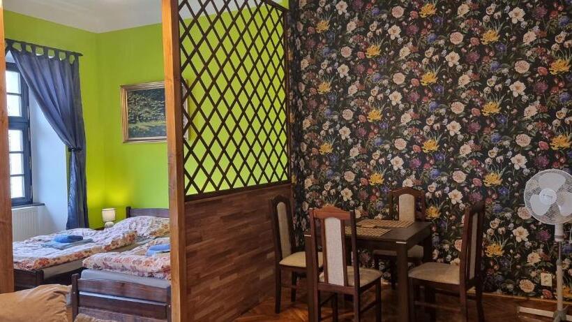 غرفة قياسية ثلاثية, Ubytování 8