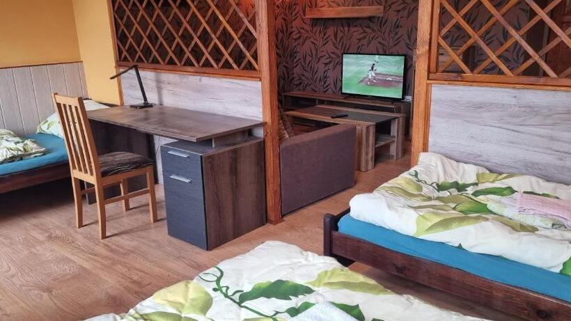 غرفة قياسية ثلاثية, Ubytování 8