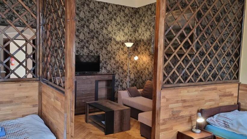 غرفة قياسية ثلاثية, Ubytování 8