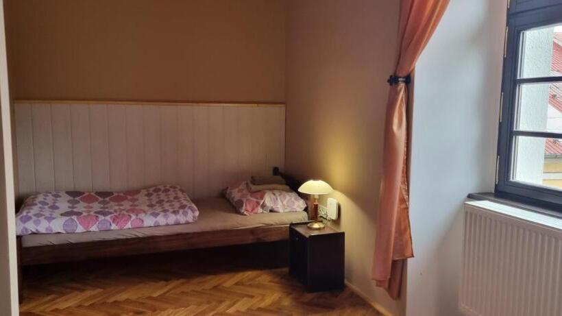 شقة غرفتين, Ubytování 8