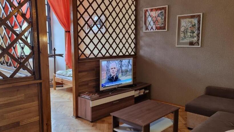 غرفة قياسية ثلاثية, Ubytování 8