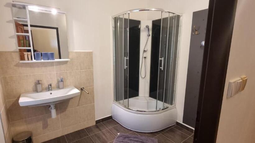 غرفة قياسية ثلاثية, Ubytování 8