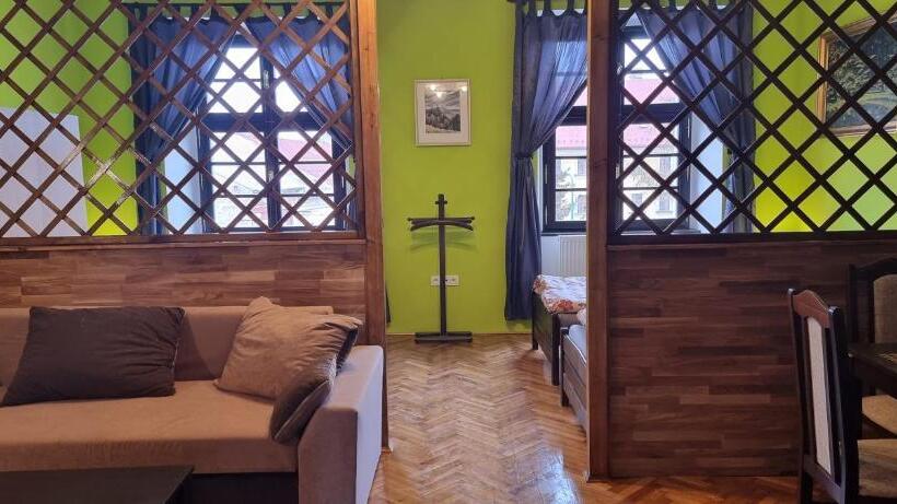 غرفة قياسية ثلاثية, Ubytování 8