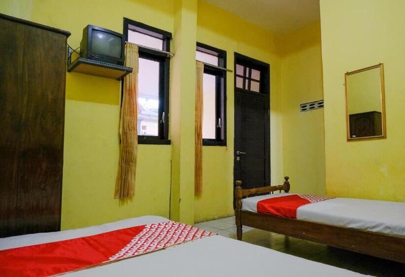 חדר אקונומי, Oyo 1984  Istana Family