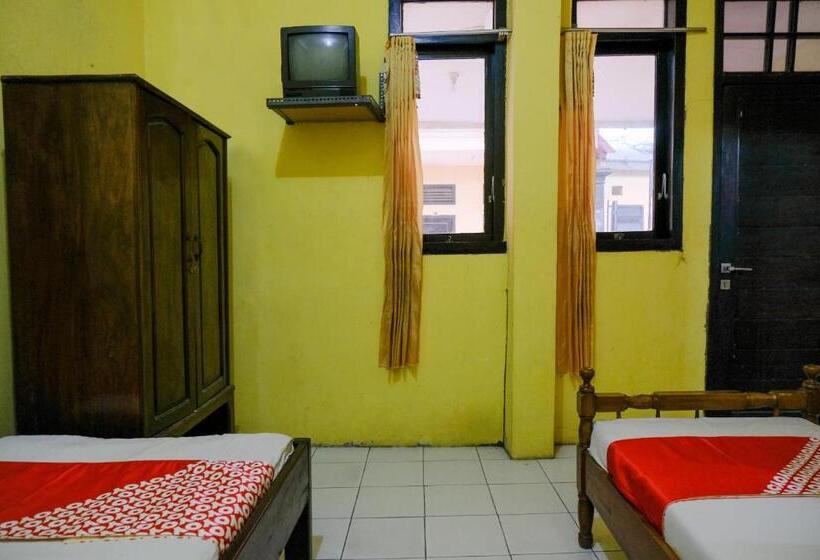 חדר אקונומי, Oyo 1984  Istana Family