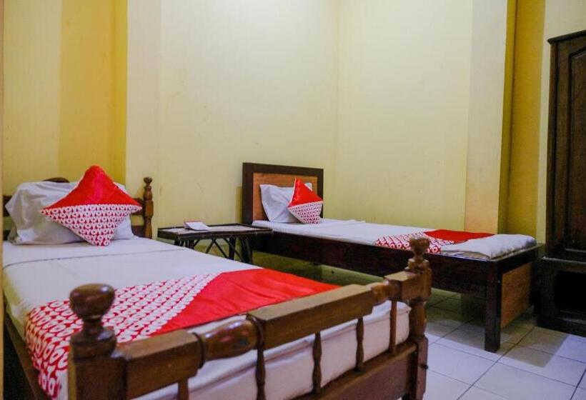 חדר אקונומי, Oyo 1984  Istana Family