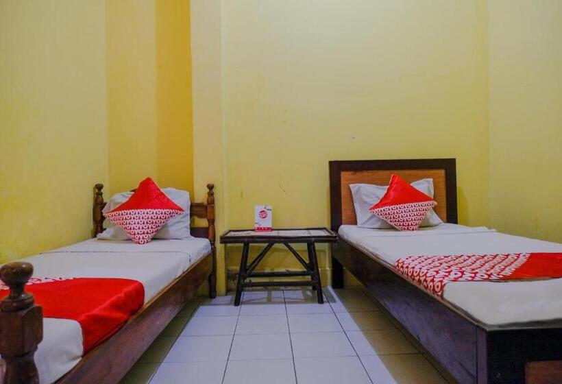 חדר אקונומי, Oyo 1984  Istana Family