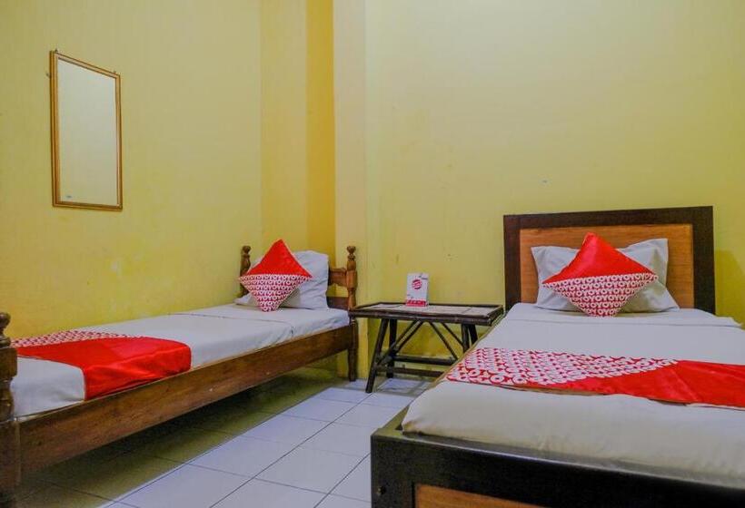 חדר אקונומי, Oyo 1984  Istana Family