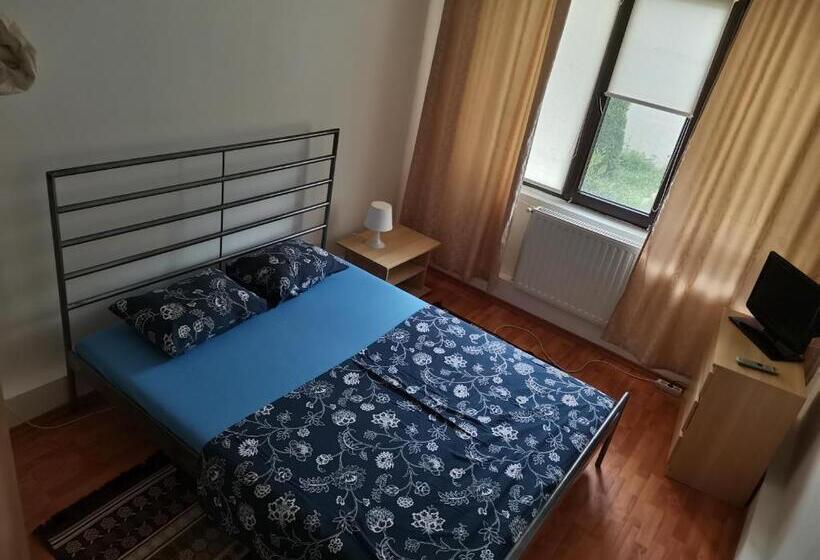 استودیوی استاندارد, Natalia Guesthouse