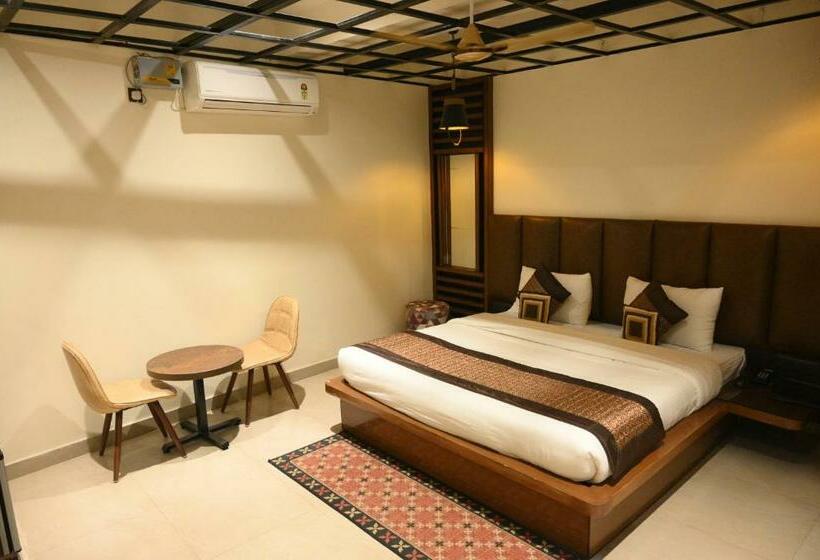 带大床的高级房间, Grand Kailash,kotdwara