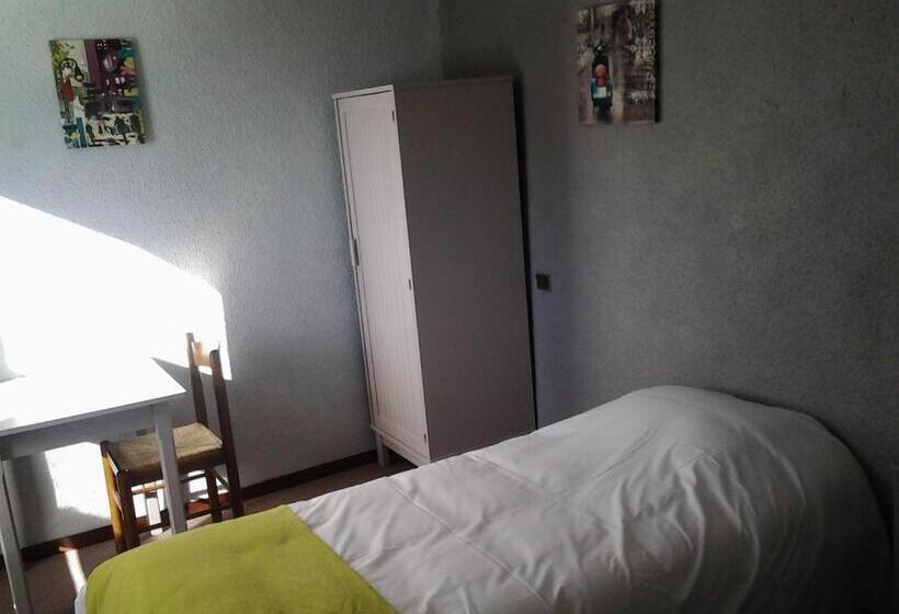 标准单人间共用浴室, La Gare