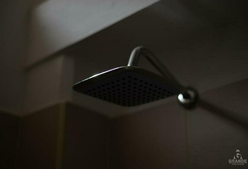 شقة غرفة واحدة, Madre Laura Jericó