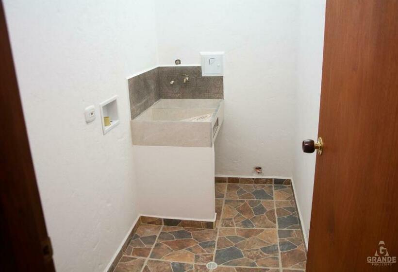 غرفة عائلية, Madre Laura Jericó