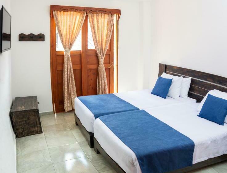 غرفة قياسية, Madre Laura Jericó