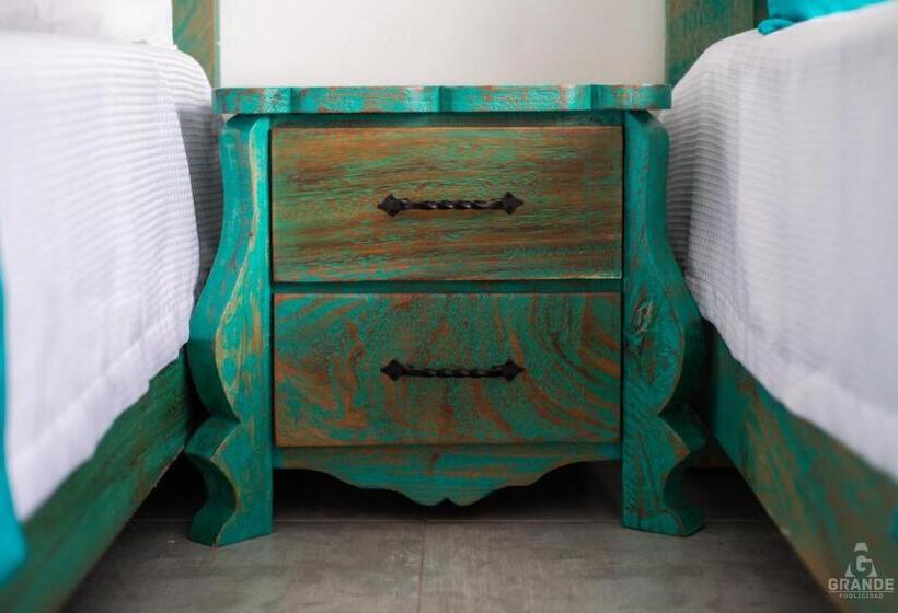 شقة غرفة واحدة, Madre Laura Jericó