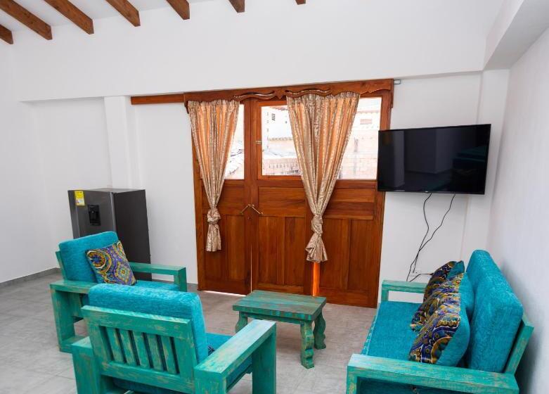 شقة غرفة واحدة, Madre Laura Jericó