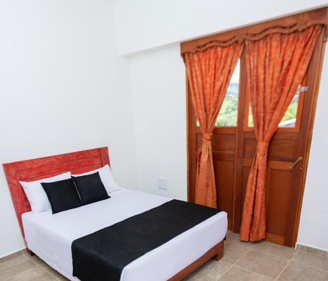 غرفة عائلية, Madre Laura Jericó