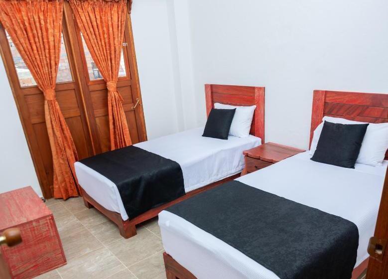 غرفة عائلية, Madre Laura Jericó