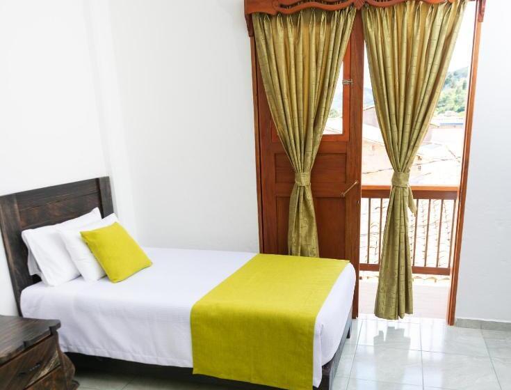 غرفة قياسية ثلاثية مزودة بشرفة, Madre Laura Jericó