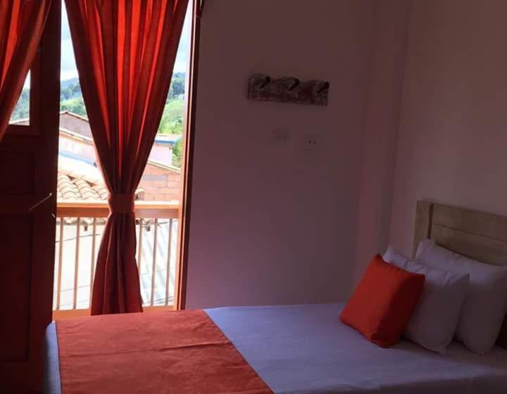 غرفة قياسية, Madre Laura Jericó