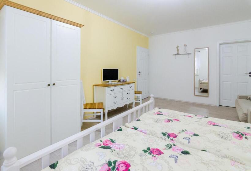 Трехместный Номер Классика, Guesthouse Sam