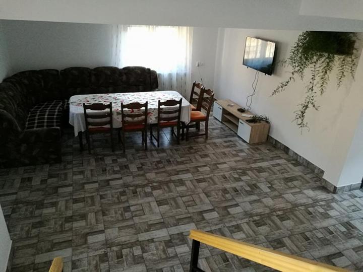 غرفة قياسية ثلاثية, Pensiunea ,,suciu