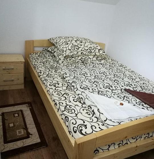 غرفة قياسية ثلاثية, Pensiunea ,,suciu