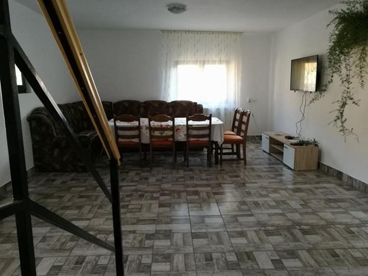 غرفة قياسية ثلاثية, Pensiunea ,,suciu