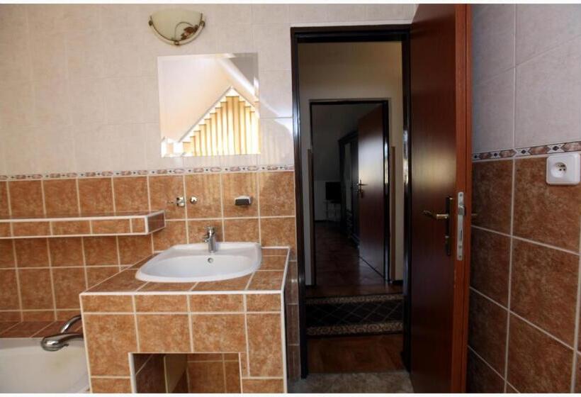 Standard room with outdoor bath, Restaurant Penzion U Buchlovskeho Zamku