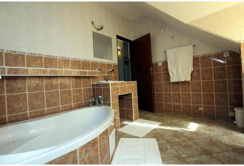 Standard room with outdoor bath, Restaurant Penzion U Buchlovskeho Zamku