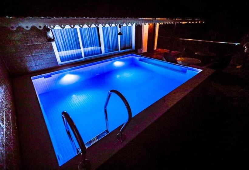 וילה עם חדר שינה אחד ובריכת שחיה, Athirapally Green Trees