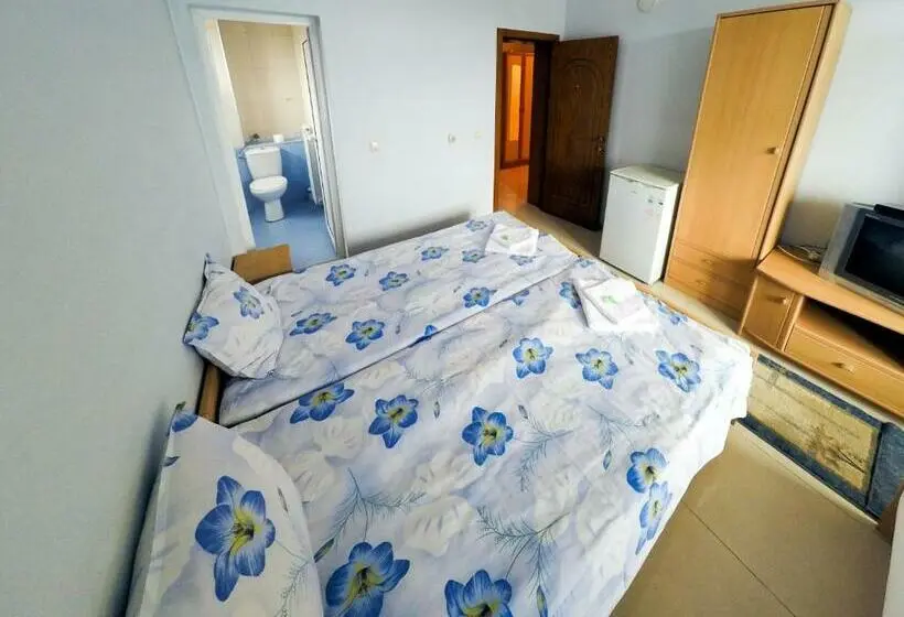 Standard Kolmen Hengen Huone Puutarhanäkymä, къща за гости аси