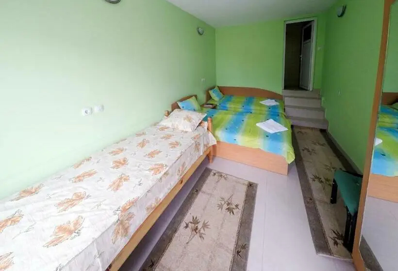 Standard Kolmen Hengen Huone Puutarhanäkymä, къща за гости аси