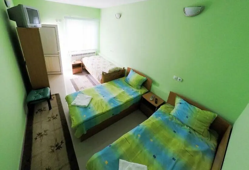 Standard Kolmen Hengen Huone Puutarhanäkymä, къща за гости аси