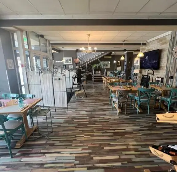 اتاق لوکس با بالکن, Artmotel & Bistro