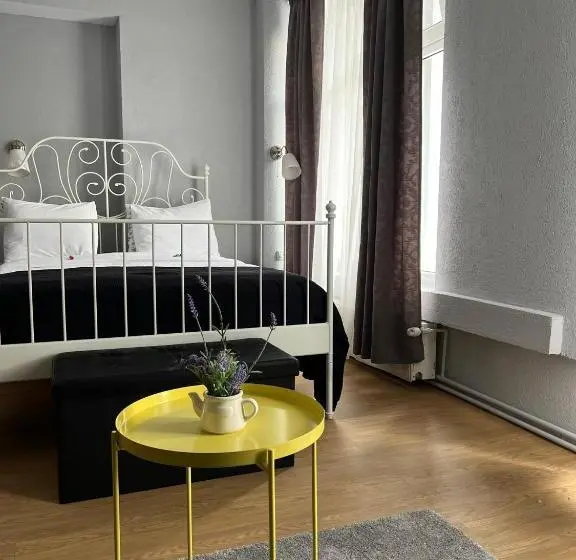 اتاق لوکس با بالکن, Artmotel & Bistro